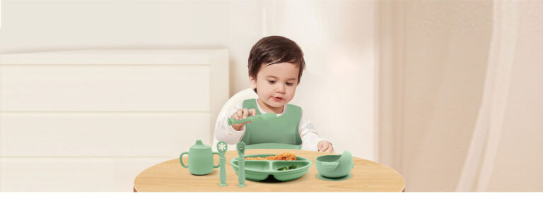 Silicone baby feeding set with divided plate, training cup and spoons